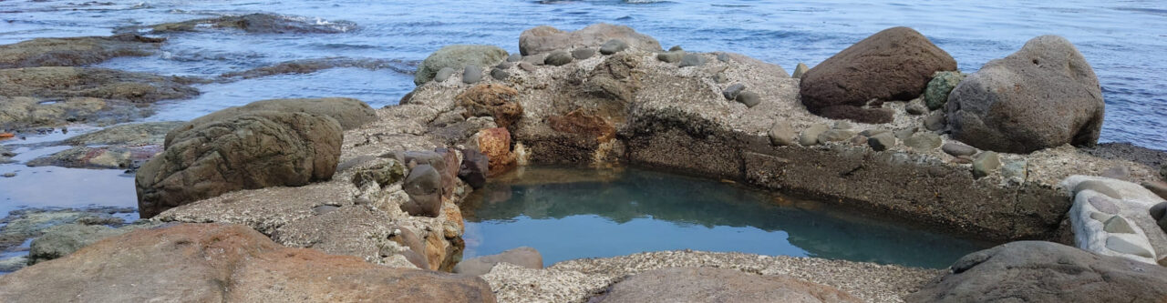 海辺にある瀬石温泉
