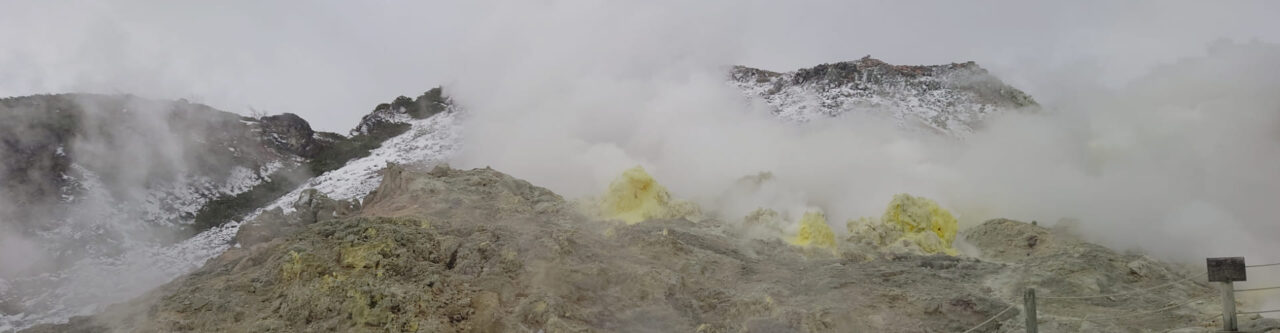 煙の上がるアトサヌプリ